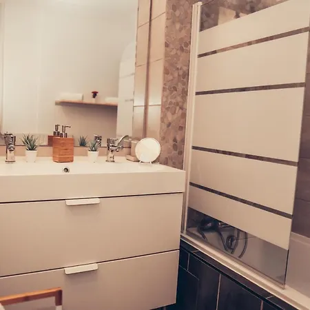 Magnifique Studio Centre Ville - Spacieux Climatisation Calme Rare Pas De Parking Prive Stationnement Gratuit Dans La Rue Apartment Toulon