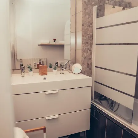 Magnifique Studio Centre Ville - Spacieux Climatisation Calme Rare Pas De Parking Prive Stationnement Gratuit Dans La Rue Apartment